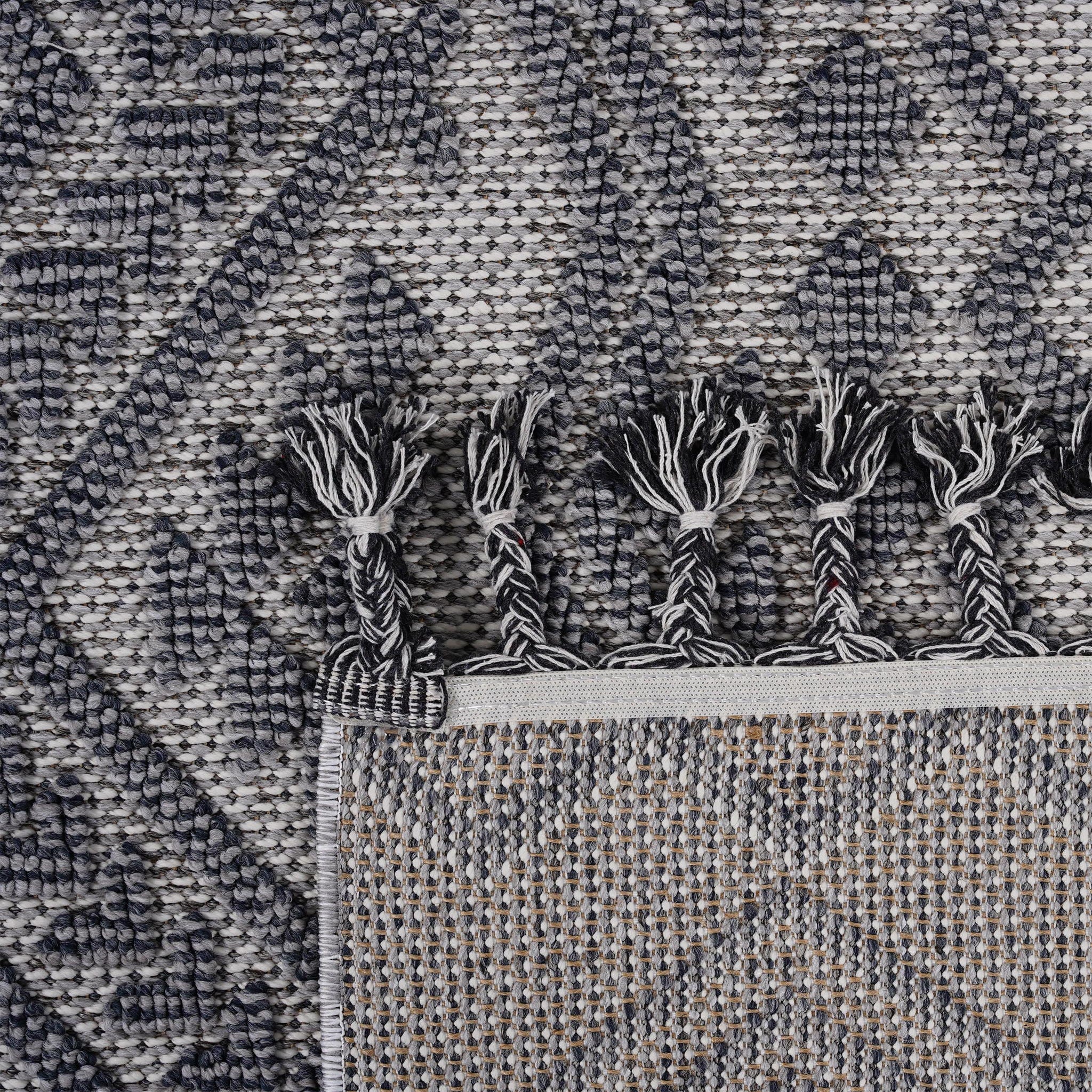Guros - Trendy Traditional Indoor / Outdoor Rug - Image 4