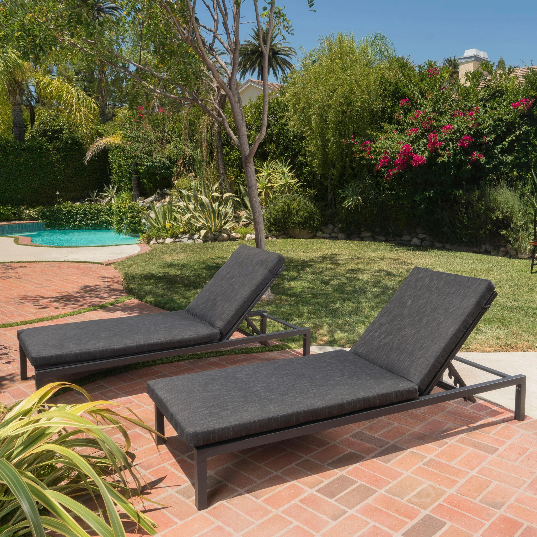 Modern Chaise Lounge With Wate Resistant Fabric Cushions - Image 9
